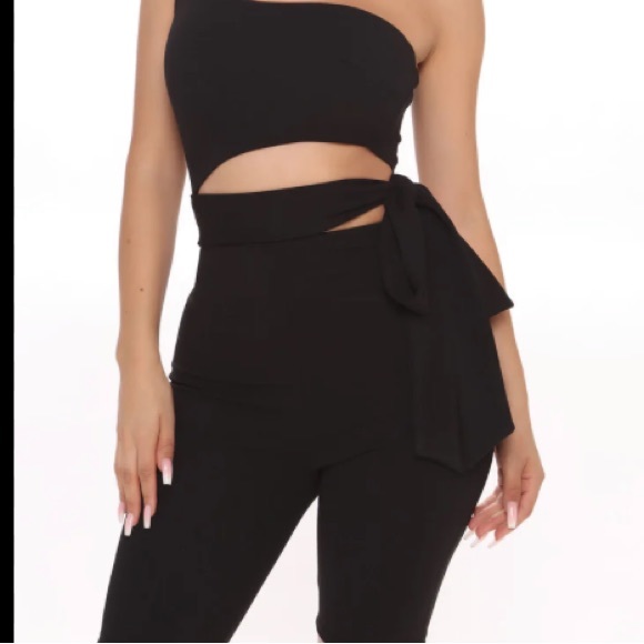 Fashion Nova romper 🖤 - Picture 4 of 9